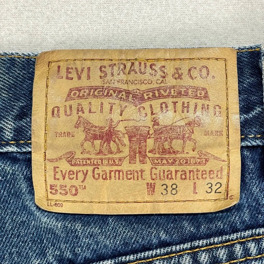 VTG Levi's Jeans 550 Mens 38x32‎ Blue Distressed Denim Relaxed made in USA Cut